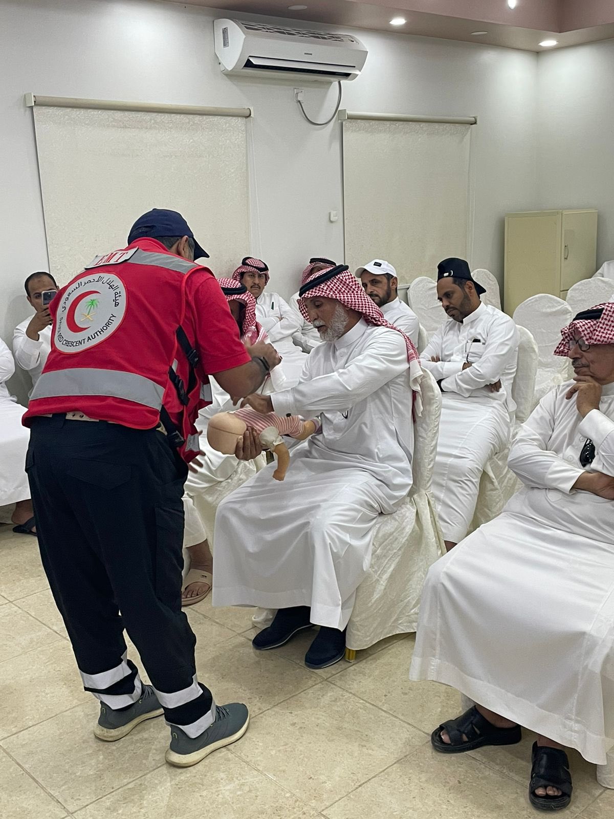 أ. زايد ابراهيم أل فضيلة يمثل الجمعية التعاونية الزراعية التسويقية  بقرى آل عاصمي في دورة تعلم اساسيات الاسعافات الاولية ، والت نظمتها جمعية التنمية الأهلية بقرى ال عاصم وبالشراكة مع جمعية البر بسحر ال عاصم - بحضور المدرب محمد الزين من مركز الهلال الاحمر بمحايل عسير .